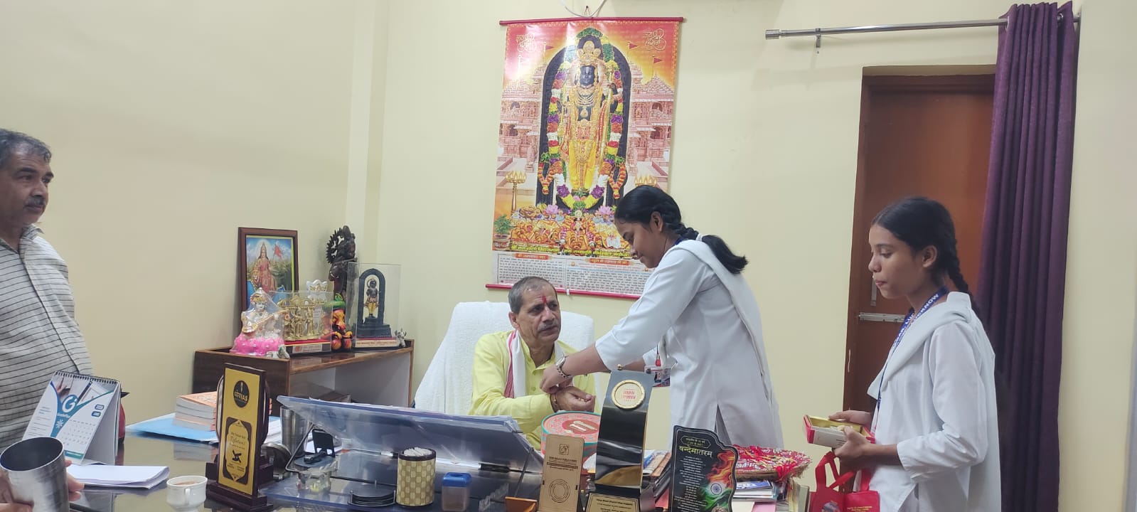 रक्षा बंधन पर बहनों ने बाँधा रक्षा सूत्र